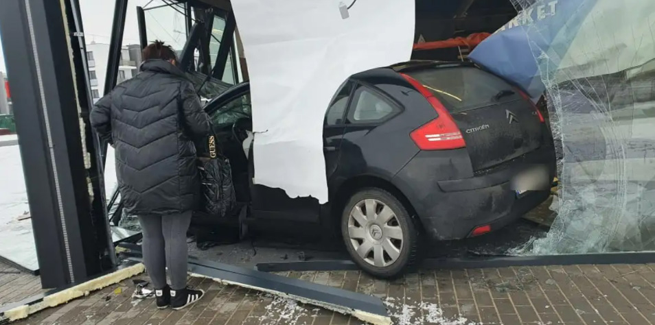Autem na POS wjechała w market