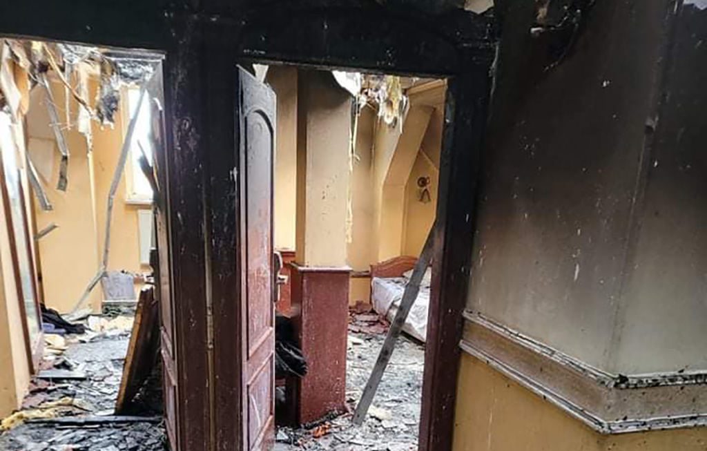 Zdjęcia spalonej Villi Royal od środka