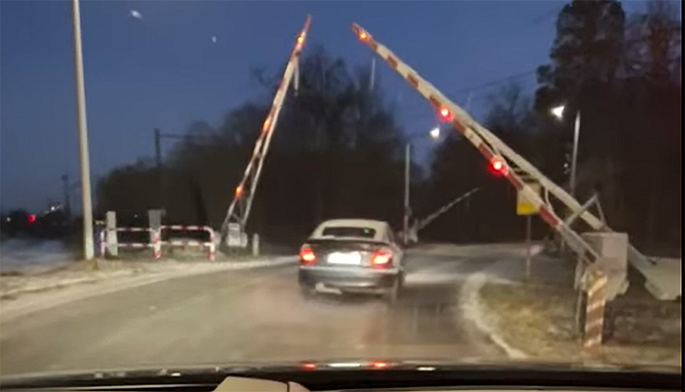 Za szybko ruszył na przejeździe. Dostał sowity mandat