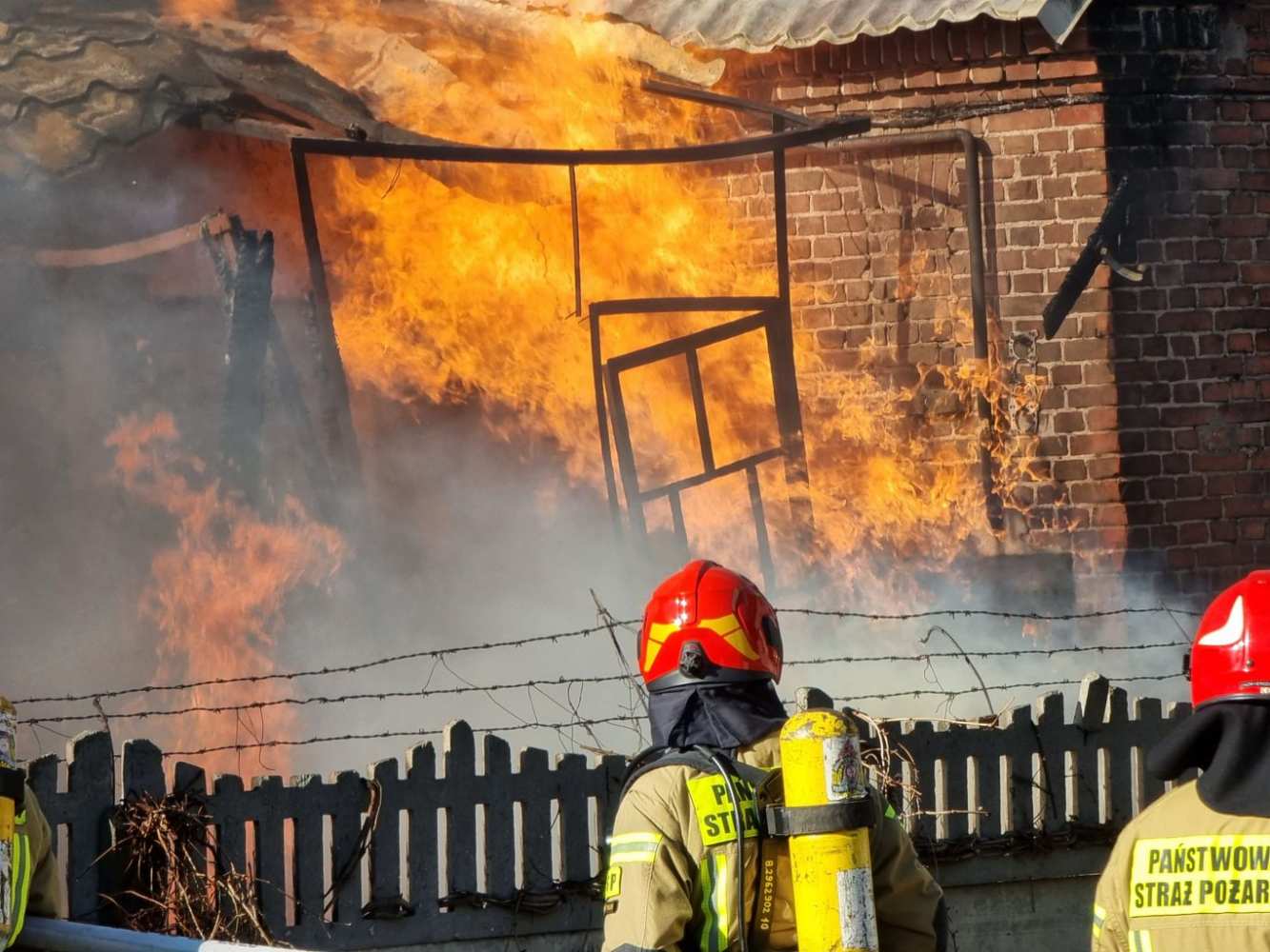 Strażakowi spłonął garaż z samochodem
