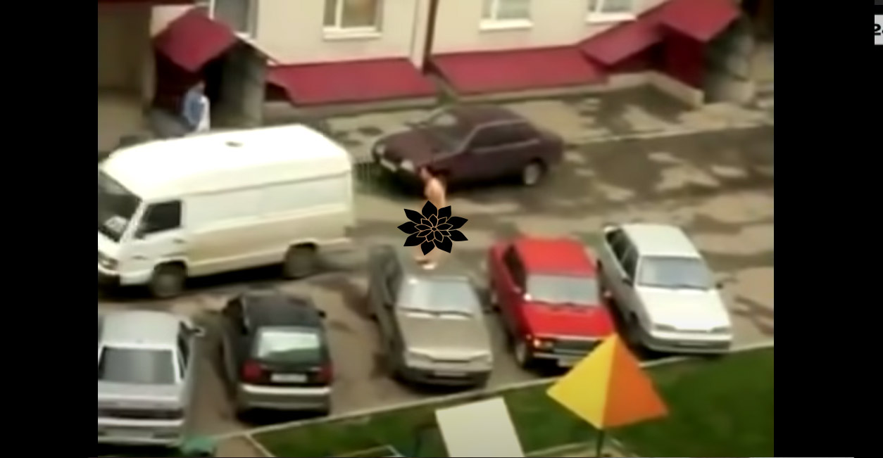 Skakał półnago po samochodach