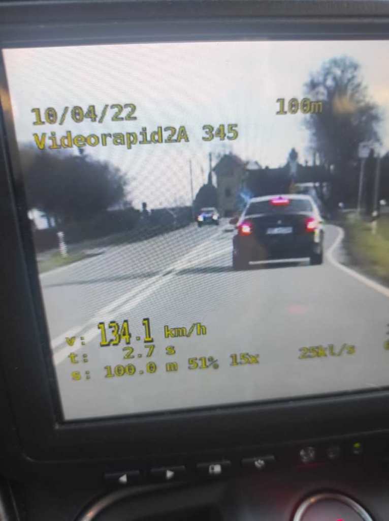 Kierowca BMW łamał przepis na oczach policjantów