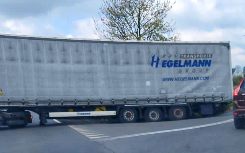 Kierowca ciężarówki popełnił błąd. Duże utrudnienia na trasie Ostrów – Kalisz