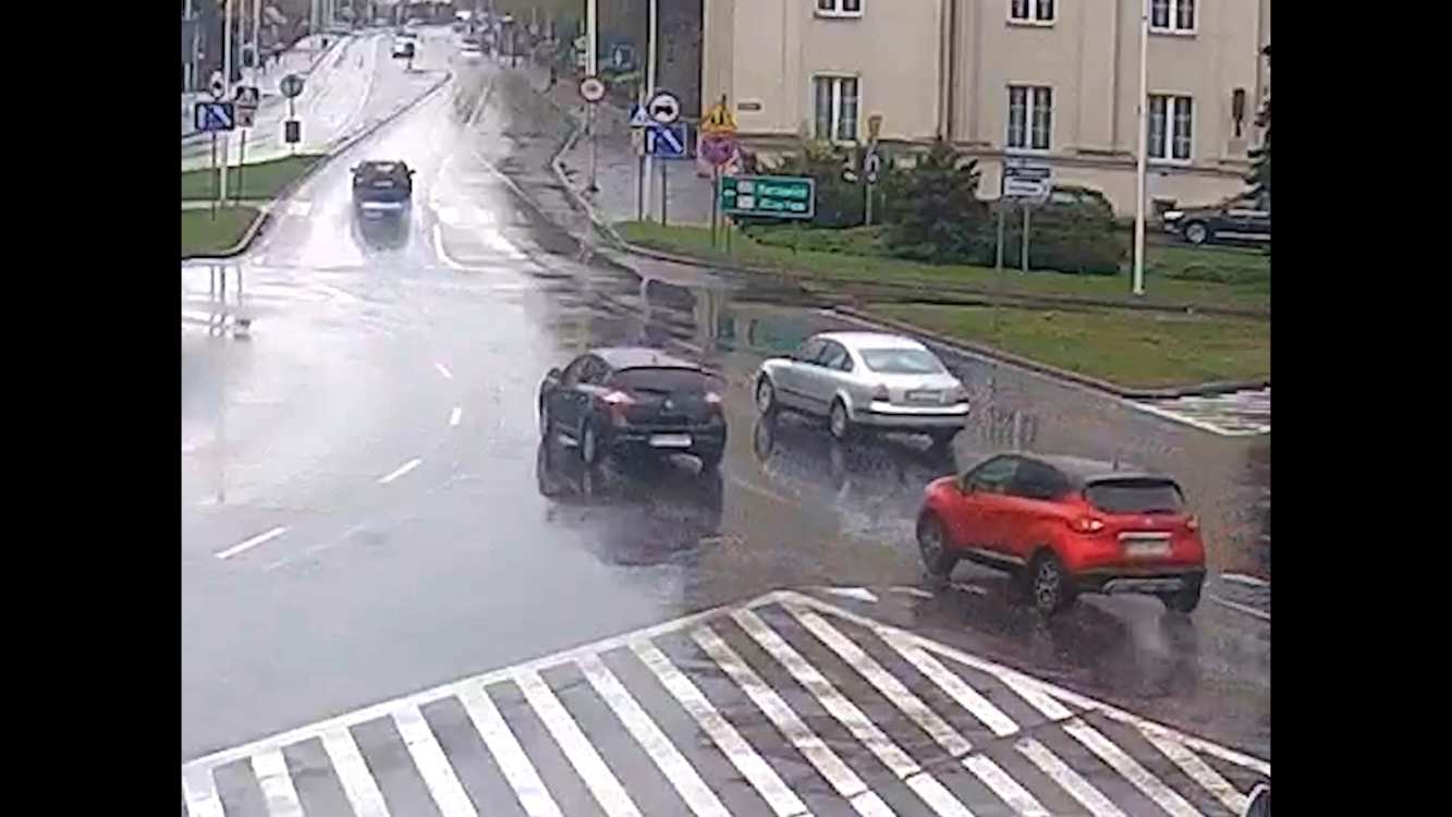 Kierowca passata nie ogarnął pasów na rondzie bankowym