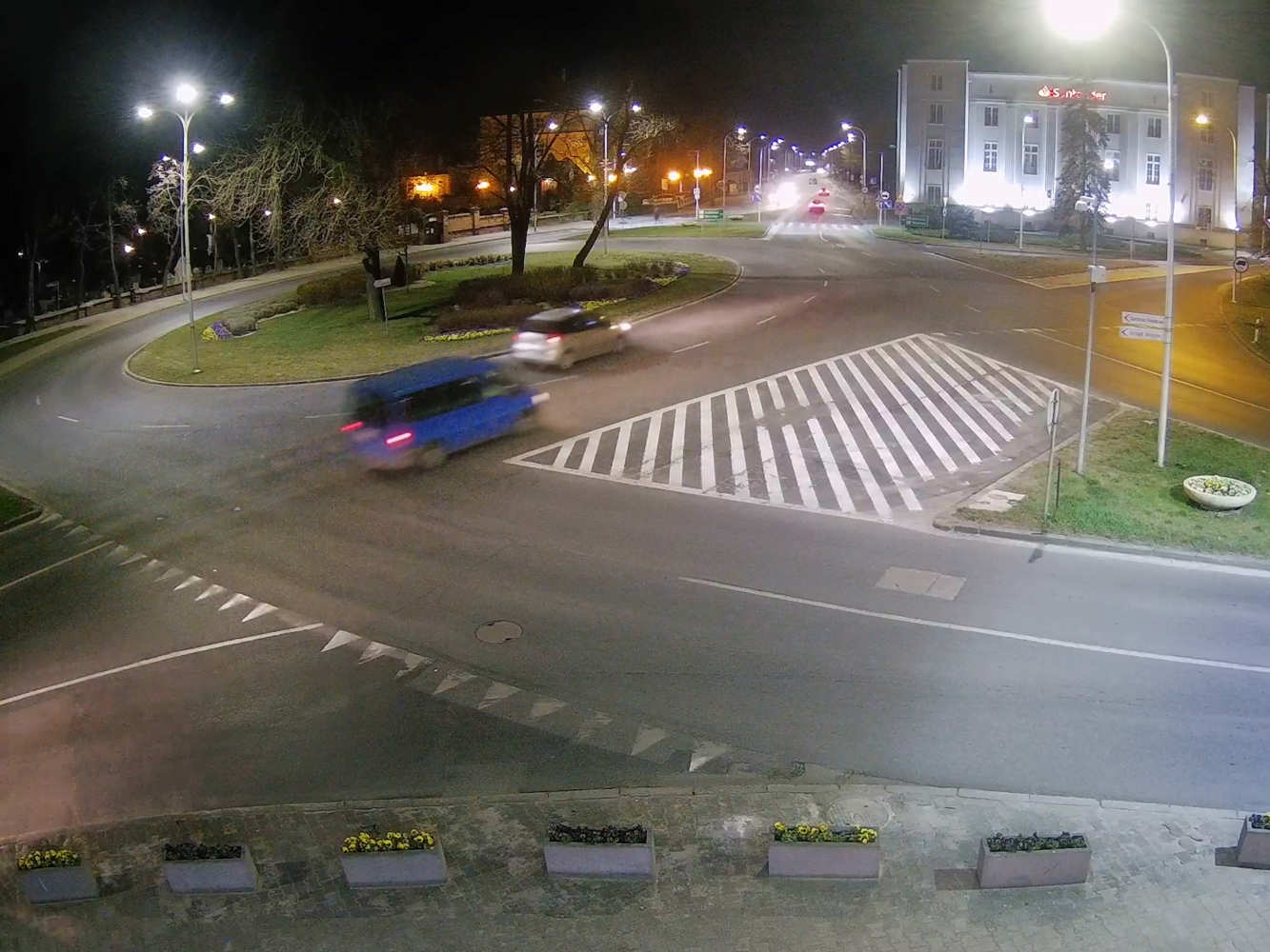 Kolizja na Rondzie Bankowym – bus i osobówka