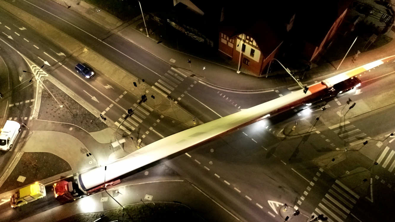 Transport olbrzymich śmigieł przez Ostrów (wideo z drona)