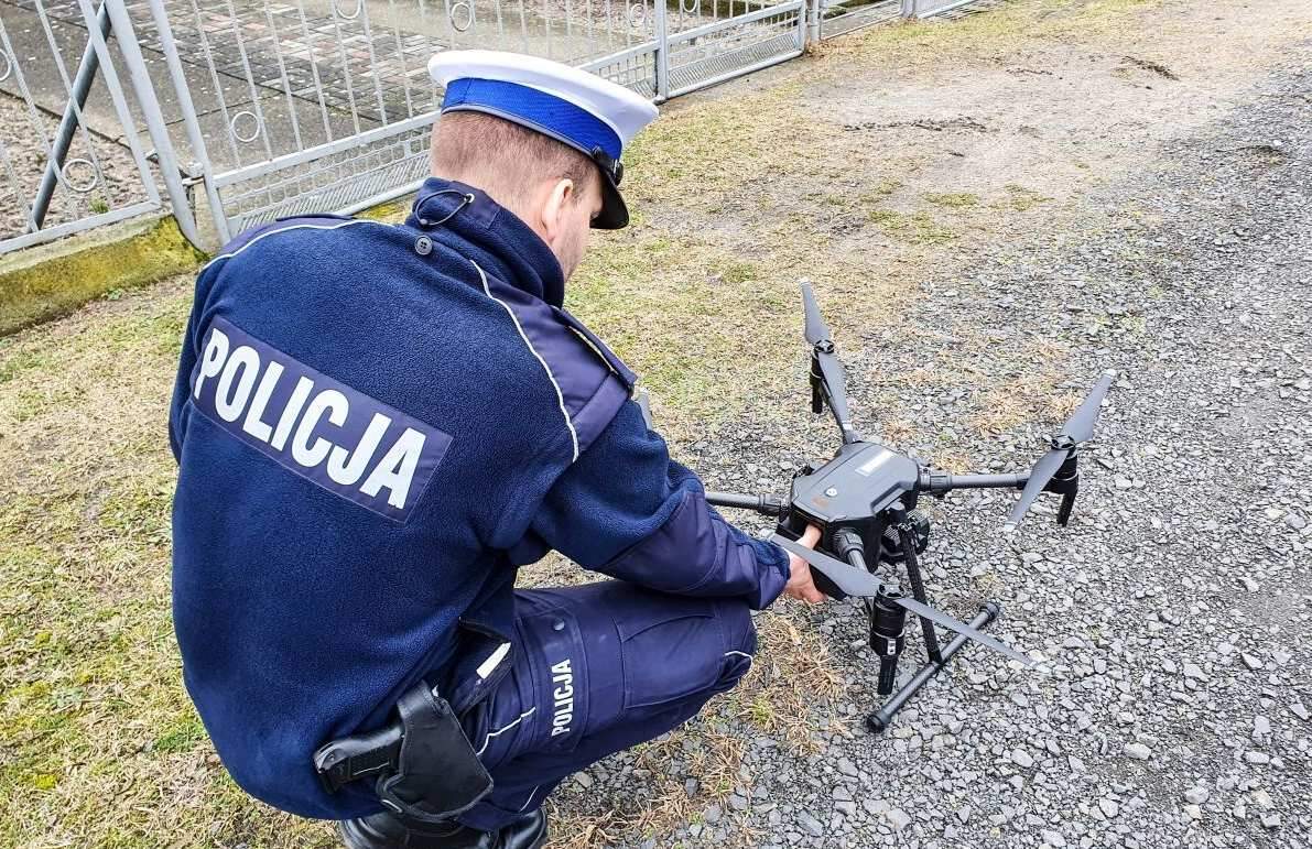Policyjny dron namierza kierowców