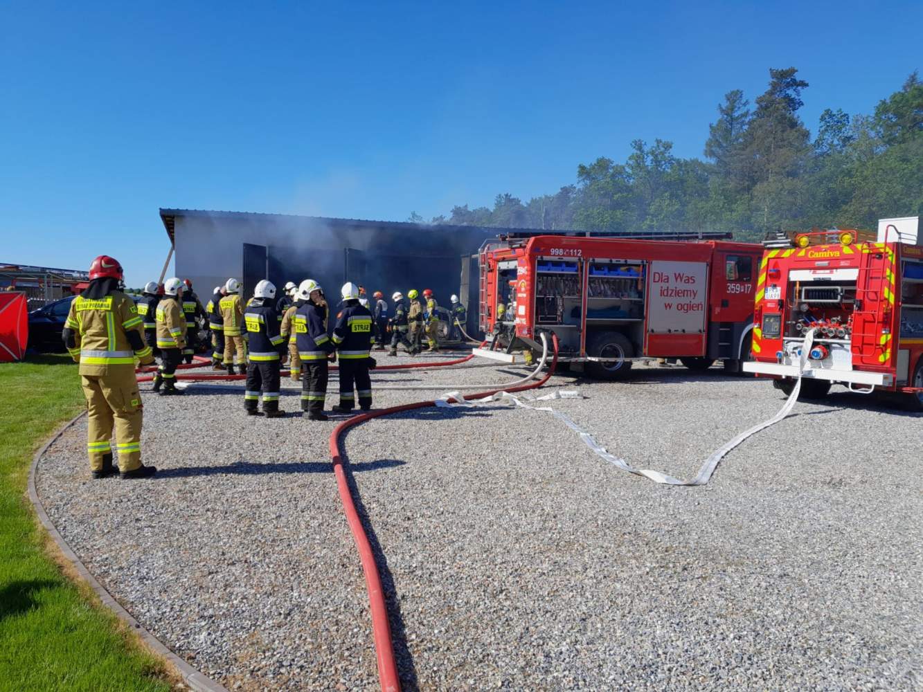 Spłonęła kobieta, samochód i budynki