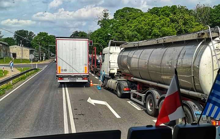 Ostrowianin ciężarówką wjechał w lawetę