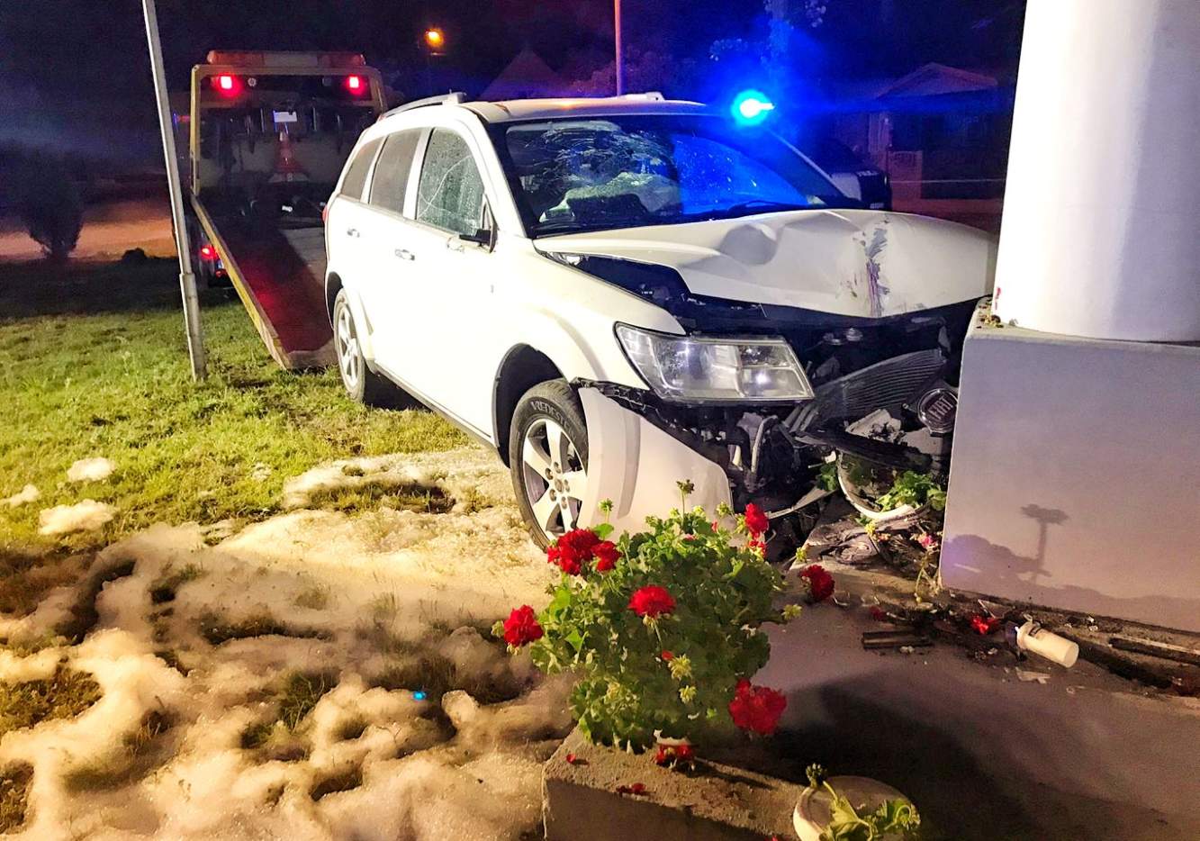 Po pijaku wjechali autem w pomnik na terenie kościoła