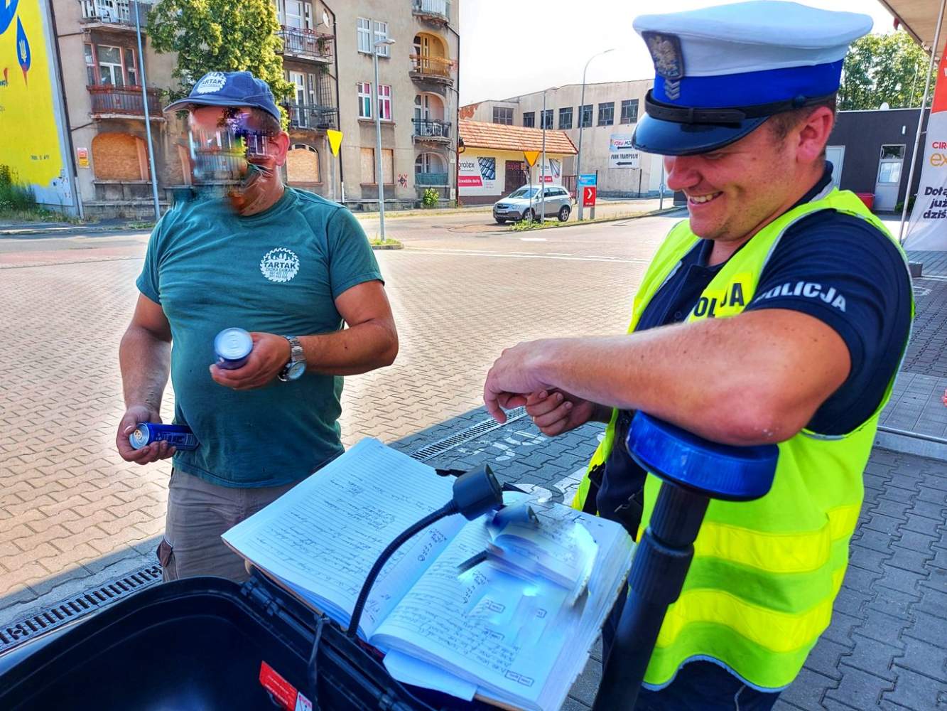 Piwo się rozlało. Policjantów częstowano napojem