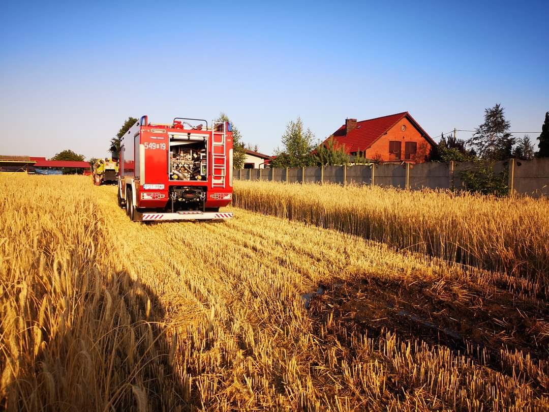 Płonął kombajn na polu