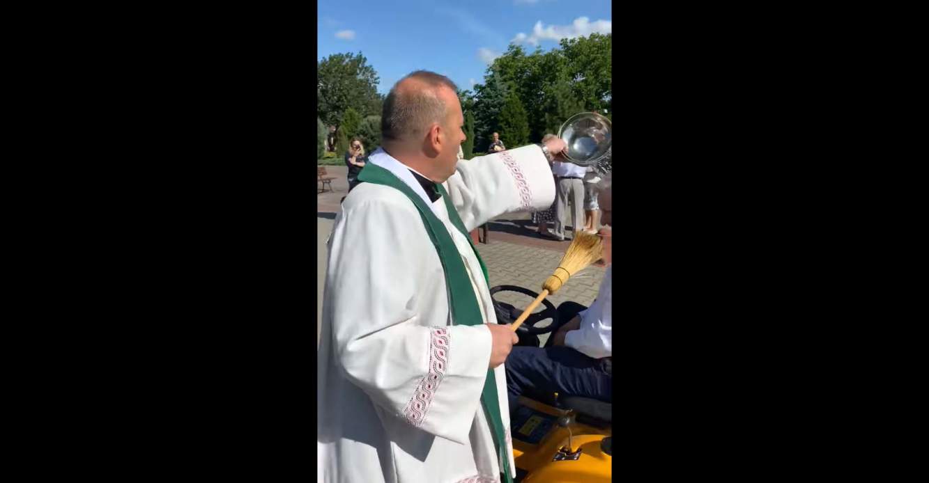 Ksiądz poświęcił kosiarkę-traktorek (wideo)