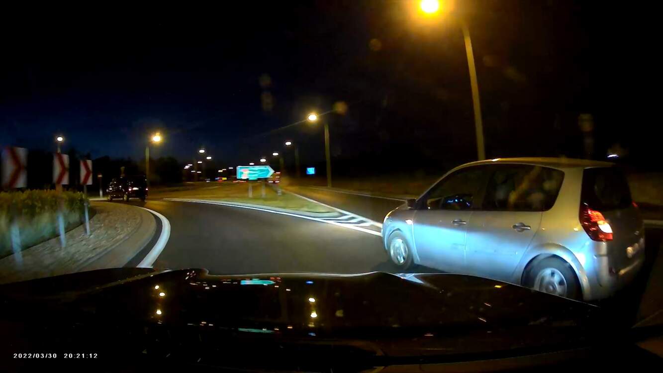 Niebezpieczne manewry na Rondzie Strugi (wideo)