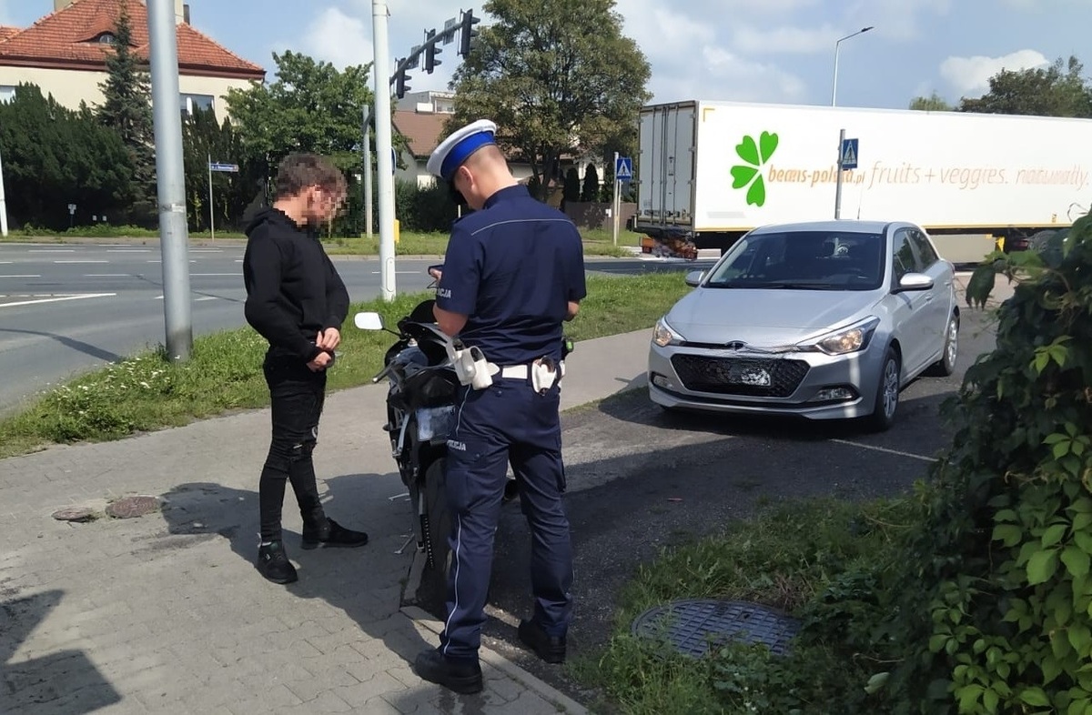 Uciekł policji na ścigaczu, ale wpadł jak śliwka w kompot