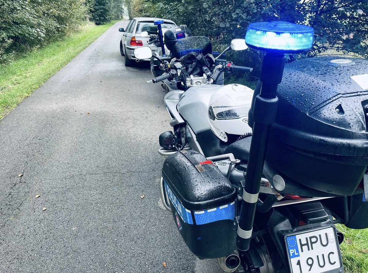 Pędził BMW. Miał amfetaminę, ale nie miał uprawnień.