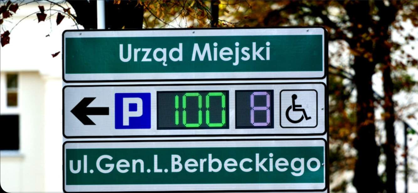 Mieszkaniec punktuje przetarg na system informacji parkingowej w centrum Ostrowa