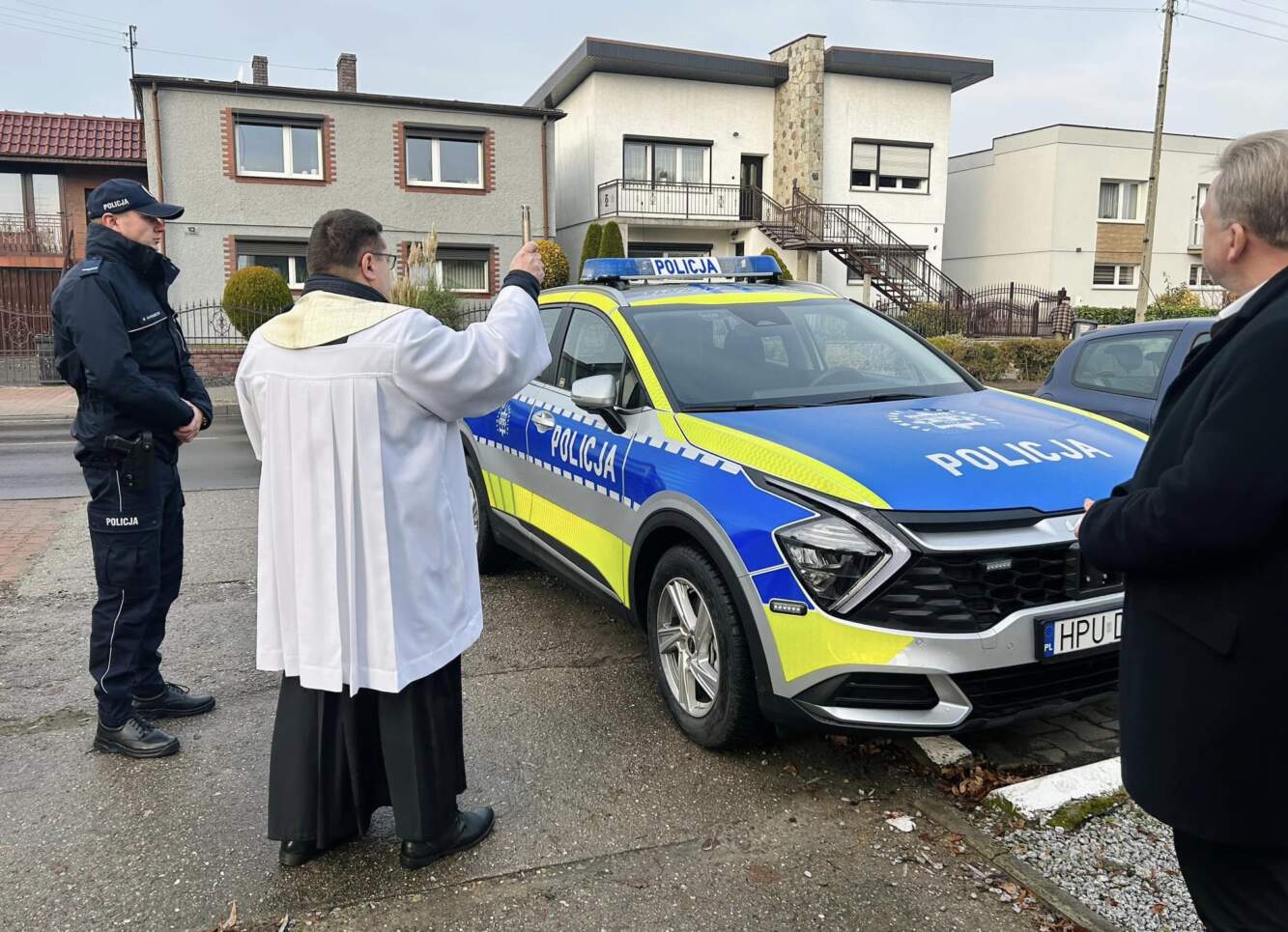 Nowiutki radiowóz poświęcony, ale w Ostrowie będzie gościem