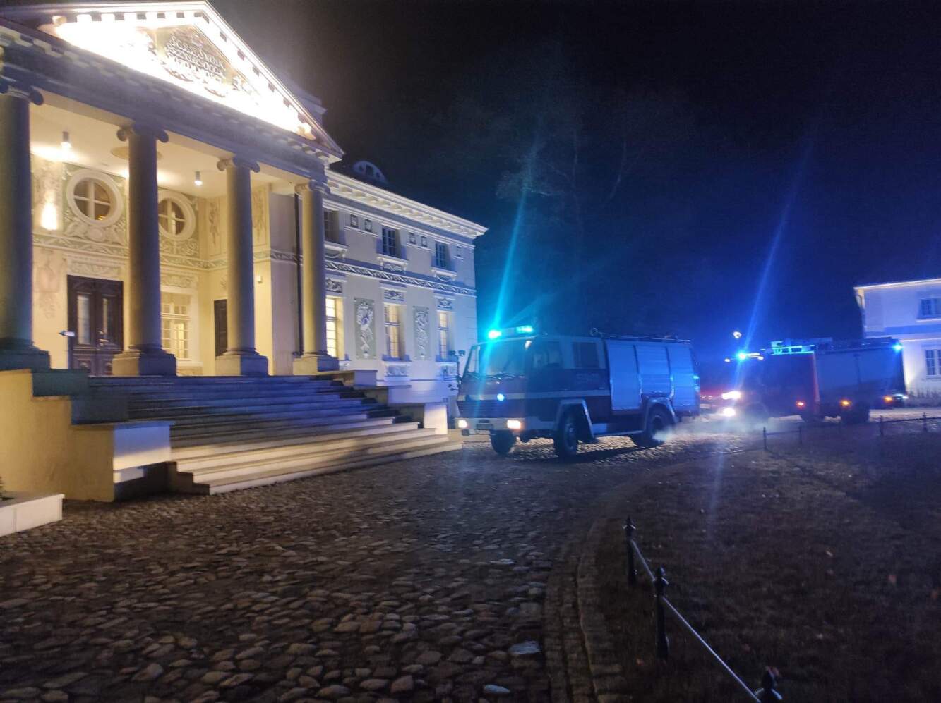 Alarm pożarowy w pałacu w Lewkowie