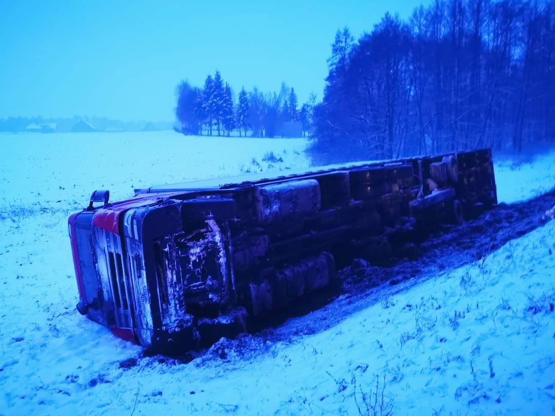 Ciężarówka w rowie, ratownicy udzielili pomocy (aktualizacja)