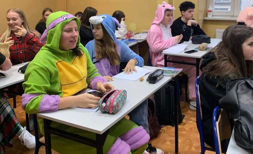 Przyszli w piżamach do szkoły