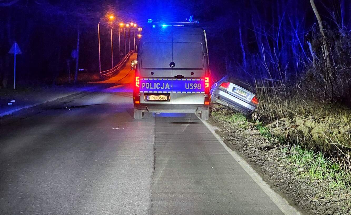 Kłótnia małżonków, auto w rowie