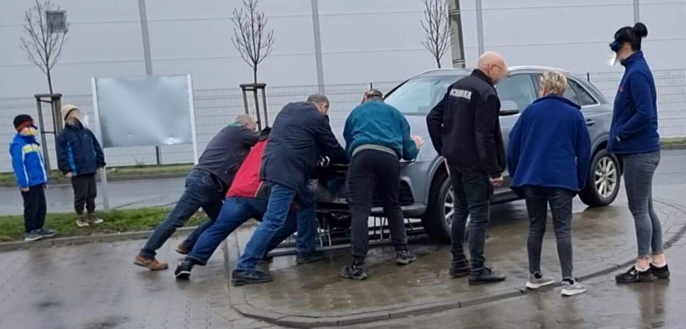 Wjechała w stojak rowerowy. Czarny punkt?