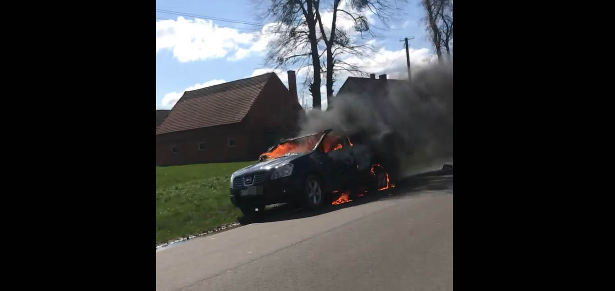 Próbował ugasić auto. Poparzył się