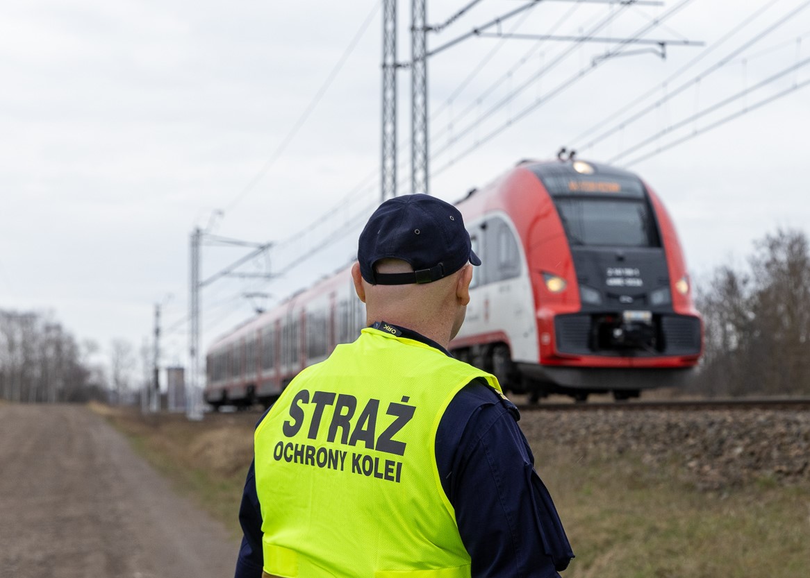 Układali kamienie na torach