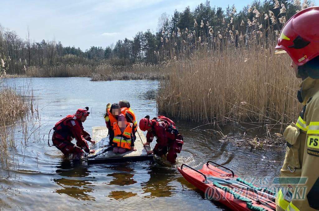Małe dzieci dryfowały na tratwie!