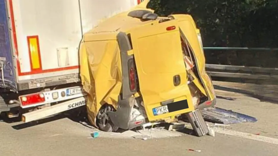 Bus zmiażdżony przez ciężarówki