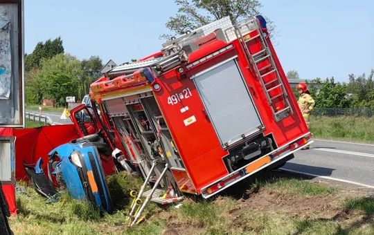 Nie żyją osoby po zderzeniu wozu strażackiego (ZDJĘCIA)