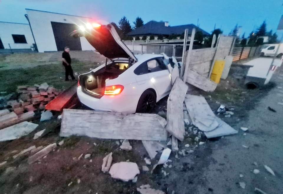BMW roztrzaskało się na płocie (aktualizacja)