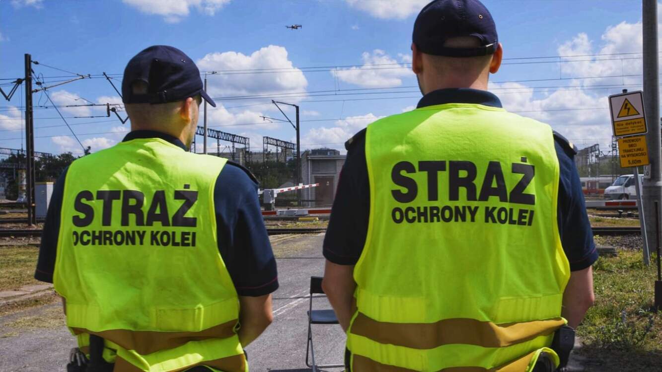 Ryzykowna przygoda 17-latka. Jechał na wagonie!