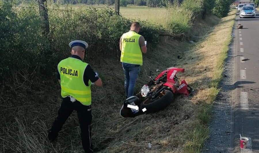 Nie żyje motocyklista. Roztrzaskał się na drzewie (ZDJĘCIA)