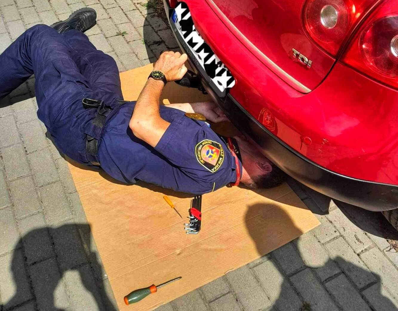Słychać było nawoływanie. Trzeba było rozebrać część auta