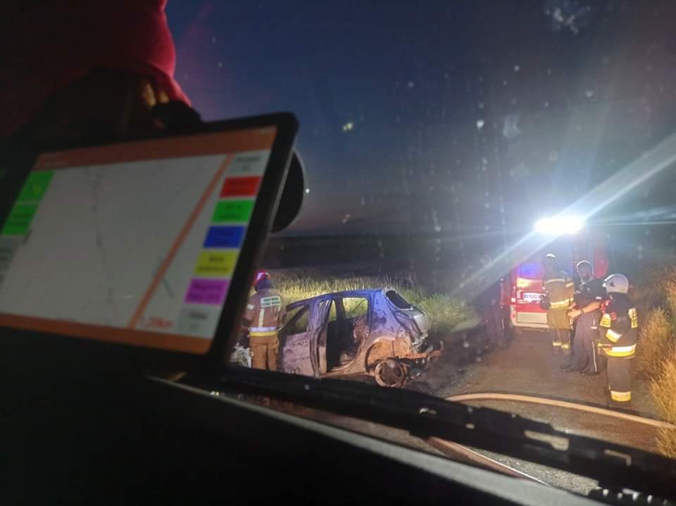 Auto całkowicie spłonęło. Co się stało z kierowcą?