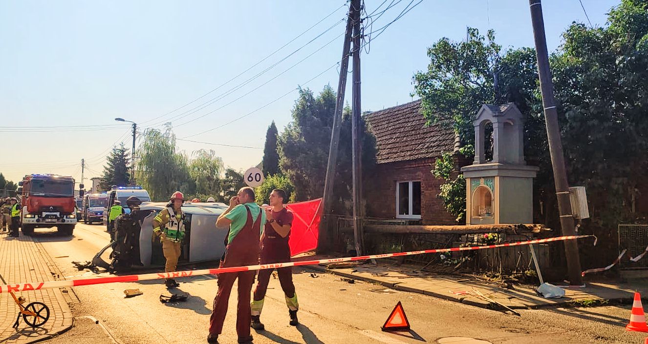 Z impetem prawie wjechał w kapliczkę (aktualizacja)