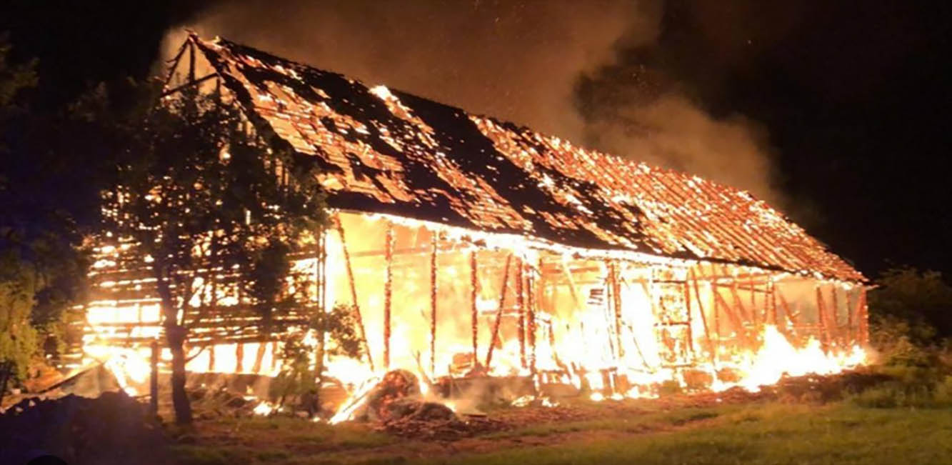 Pożar stodoły. W środku przyczepy