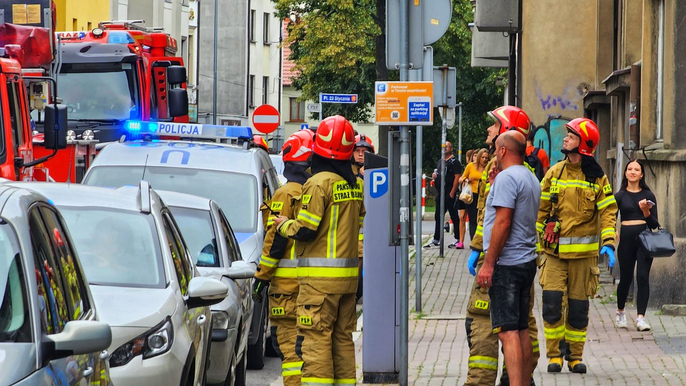 strażacy ratują dziecko