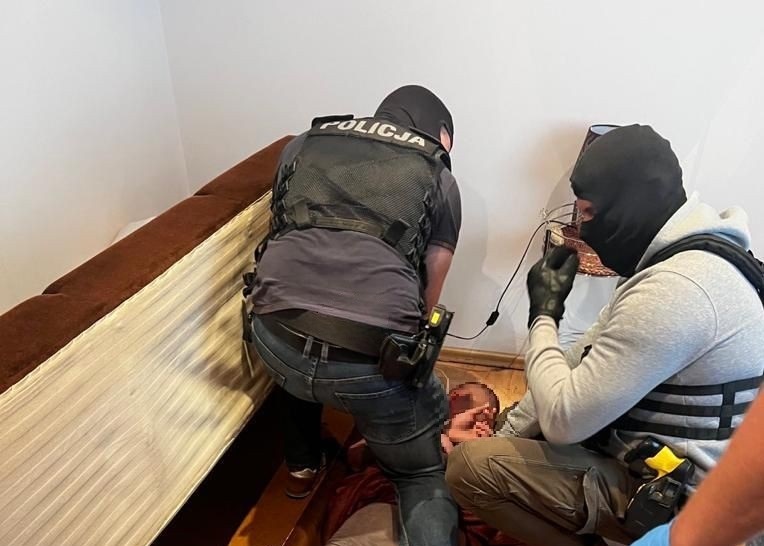 Przed policją schował się w kanapie