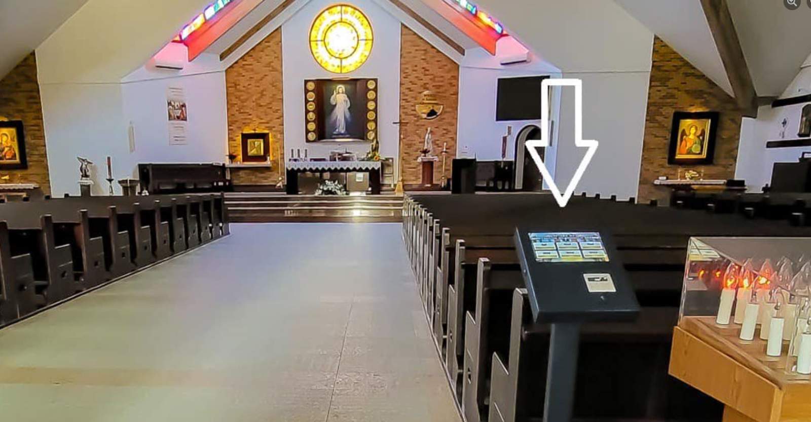 Ksiądz uruchamia terminal do składania „ofiary”