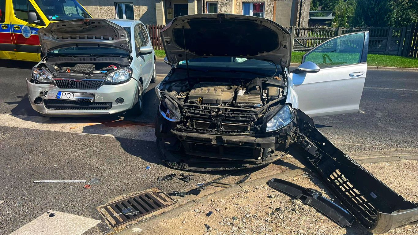 Zderzenie volkswagena i skody niedaleko kościoła
