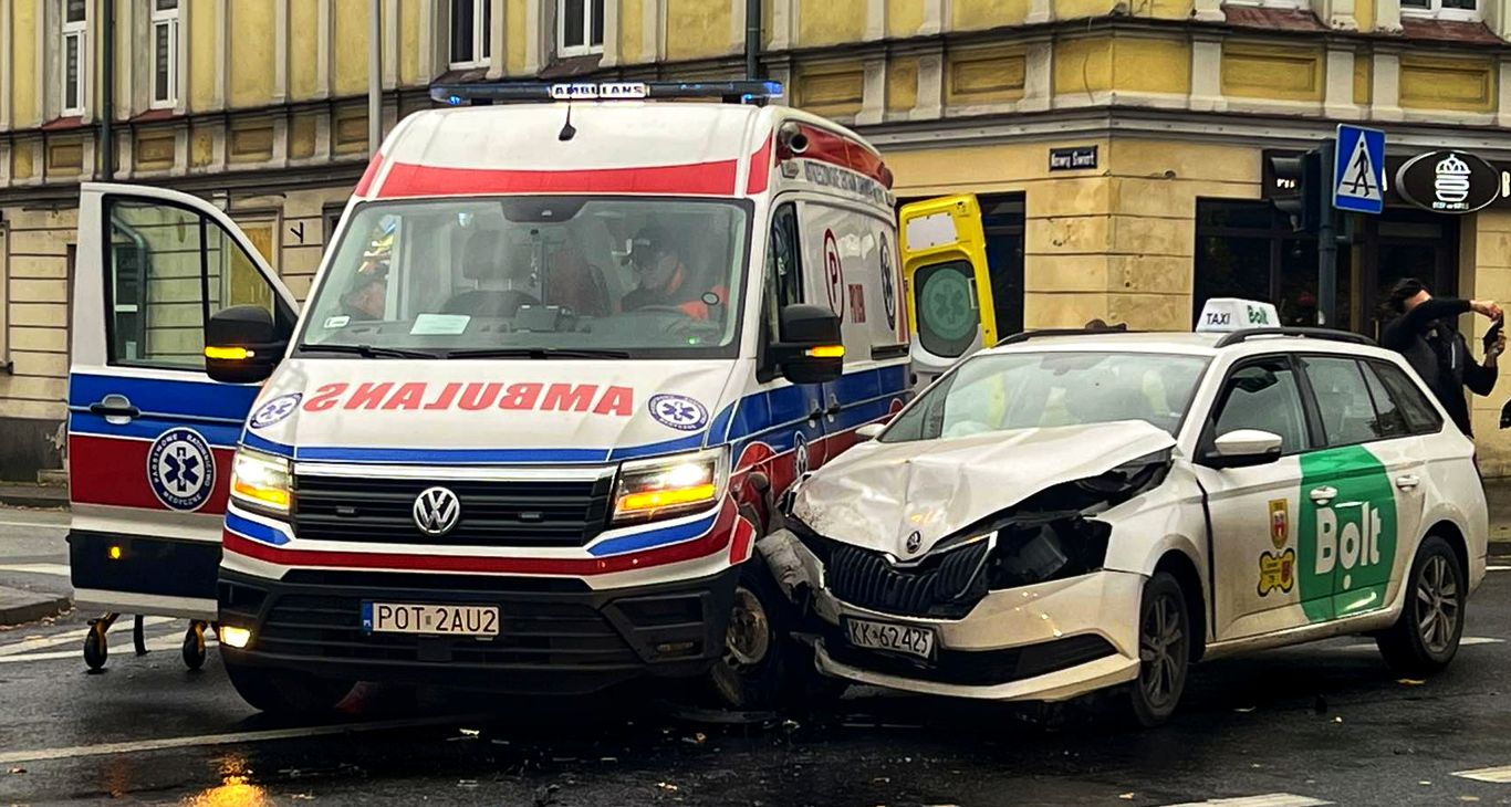 Wypadek karetki i taksówki Bolt (aktualizacja – BYŁO PITE)