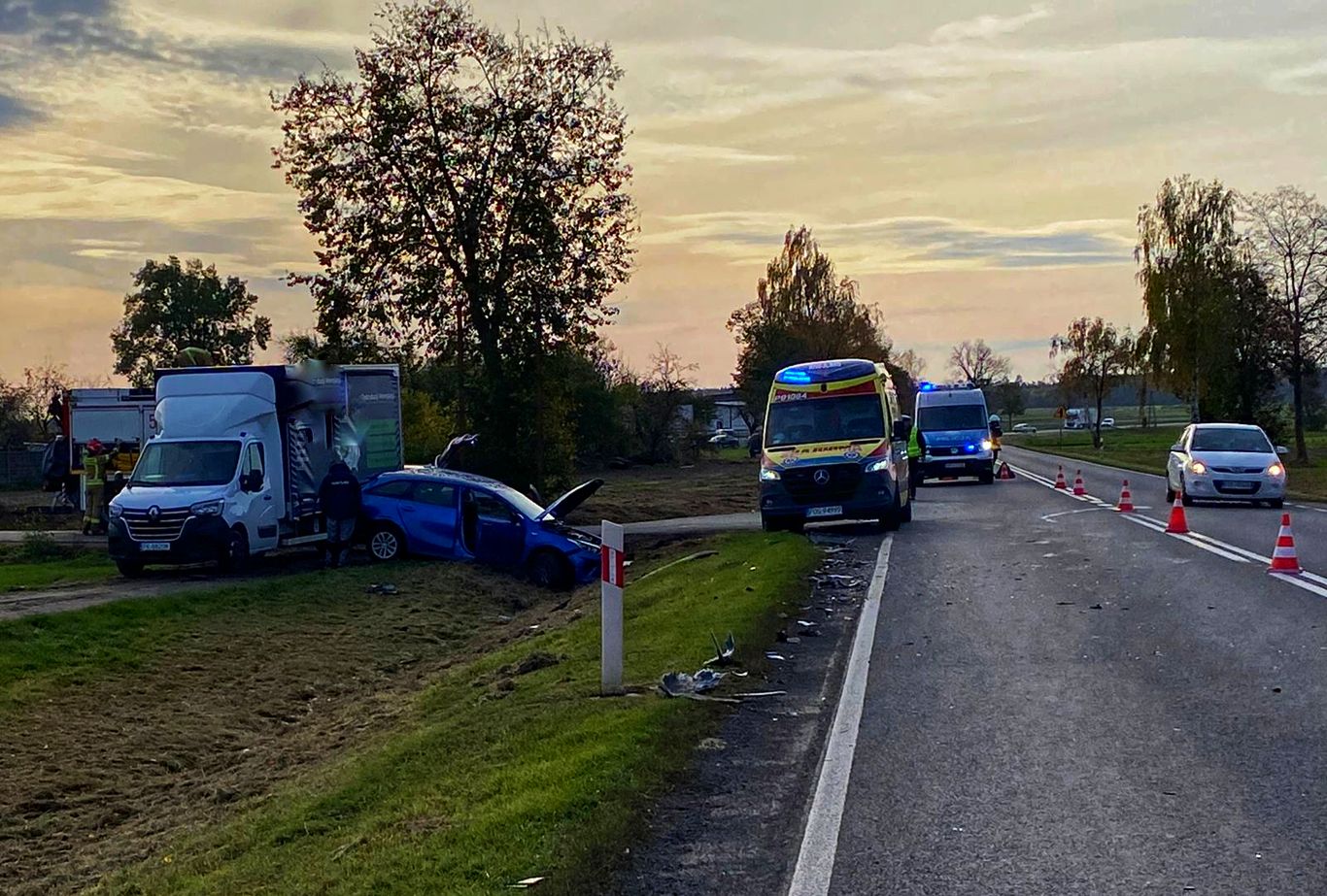 Wypadek w Sobótce. Zderzenie osobówki i ciężarówki (ZDJĘCIA)