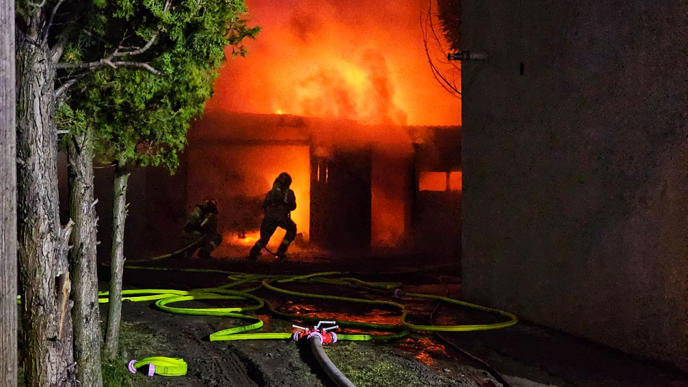 Mocny pożar przy domu