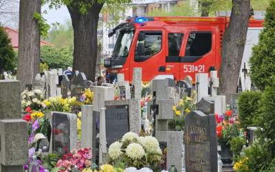 Interwencja strażaków na cmentarzu