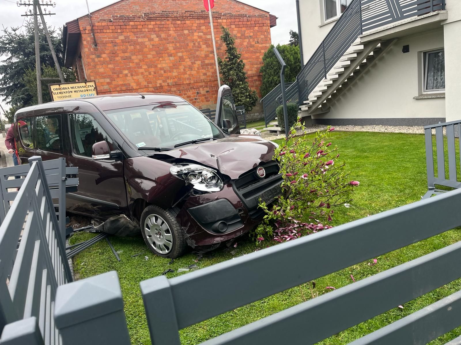 Протаранили забор участка