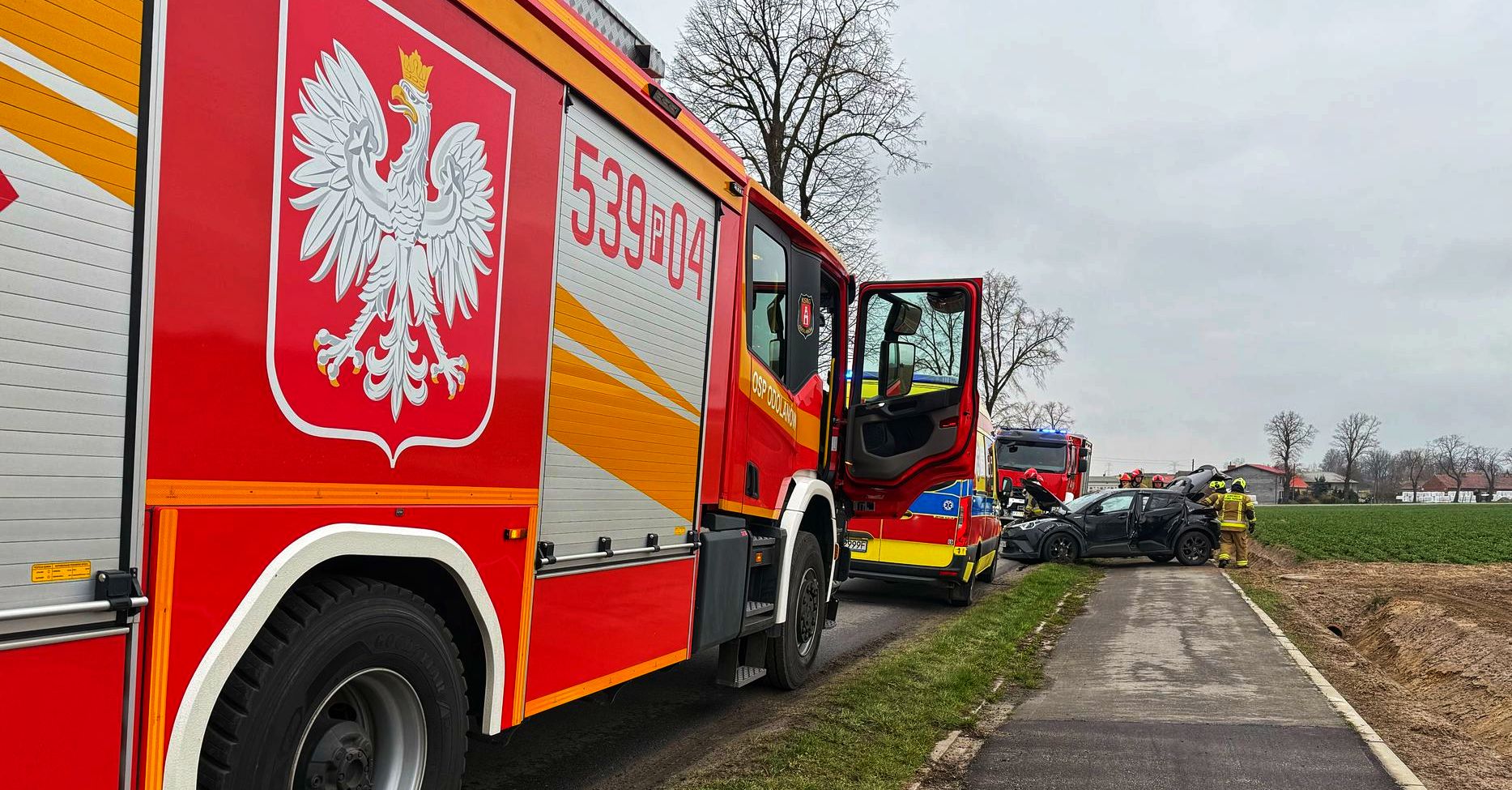 Dachowanie Toyoty. Najpierw otarł się od drzewo (ZDJĘCIA)