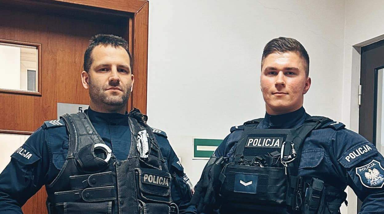 Bohaterska interwencja policjantów – uratowali życie mężczyzny